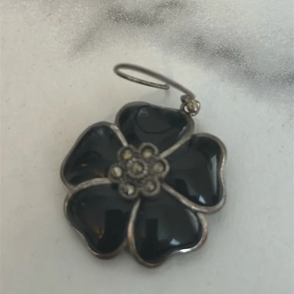 Pre owned- Elegant Black Flower Jewelry Set - Picture 5 of 16